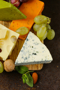 Cheeseboard 与不同类型的奶酪和葡萄