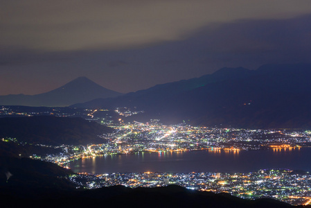 夜视图的诹访市和富士山