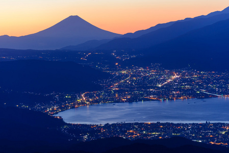 诹访市和富士山的黎明的灯