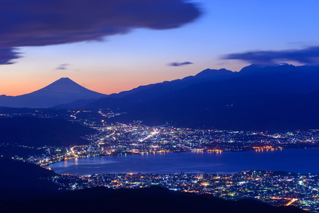 诹访市和富士山的黎明的灯