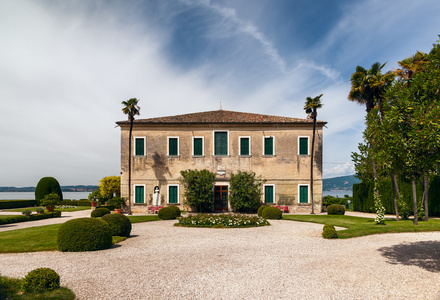 在意大利的加尔达湖的美丽的老别墅