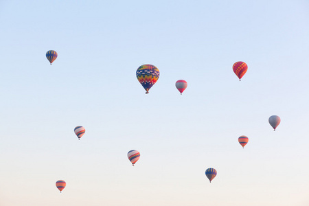 五彩的气球在天空中飞翔，日出时间