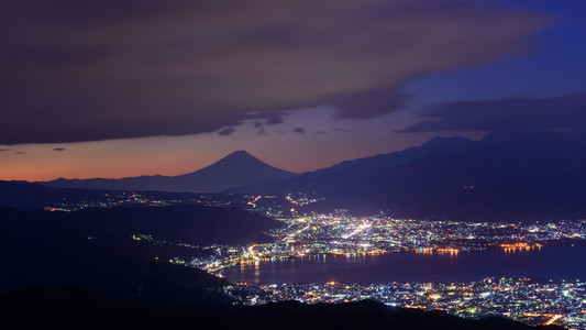 诹访市和富士山的黎明的灯