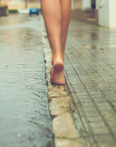 雨后的街道上开心的女人