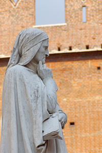 在历史文化名城维罗纳市中心 Dante 雕塑