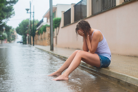 在一个雨天吃巧克力的女孩商人被修复叶雨从多雨的窗口望出去的可爱的