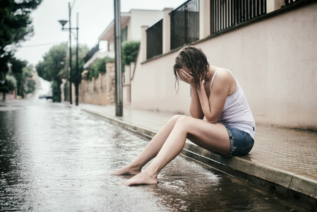 下雨天女孩悲伤图片