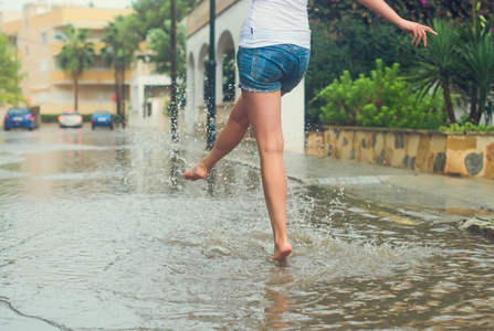 雨后的街道上开心的女人