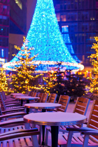 圣诞装饰品和雪在柏林