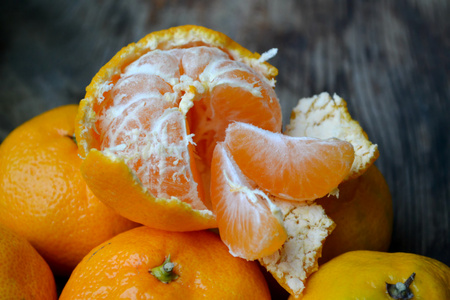 甜和明亮的橘子，木制的桌子上