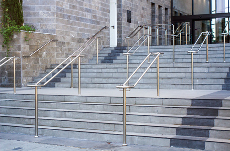 带白钢栏杆和硬木扶手栏杆不锈钢栏杆不锈钢扶手安装在墙壁和台阶上