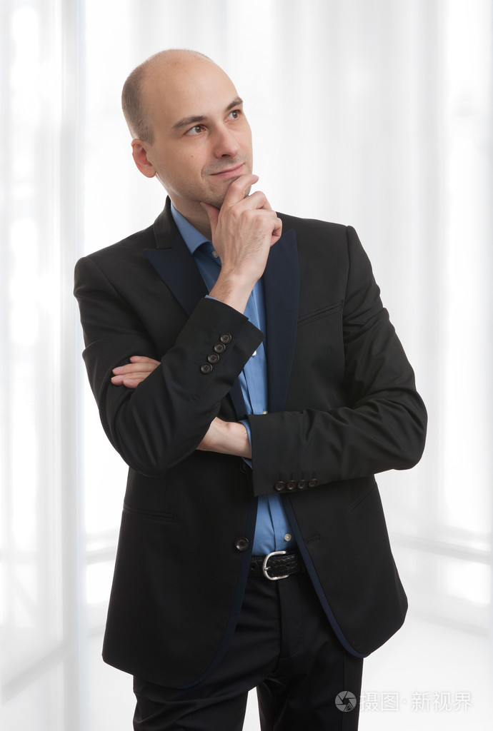 秃头男人思考和查找