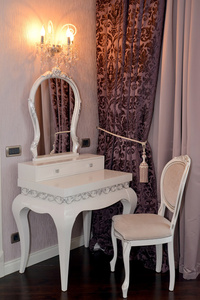 白色梳妆台和椅子在客厅里。现代经典