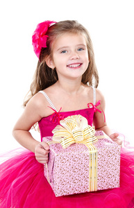 快乐可爱的小女孩，与圣诞礼品盒