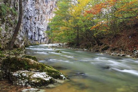 深秋的山区河流图片