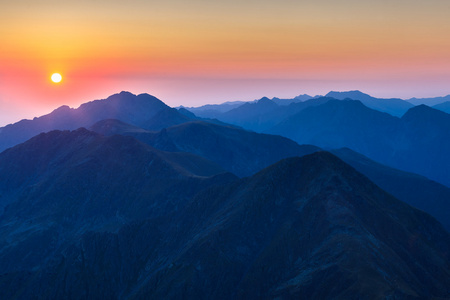 南喀尔巴阡 fagaras 翻山越岭的日出