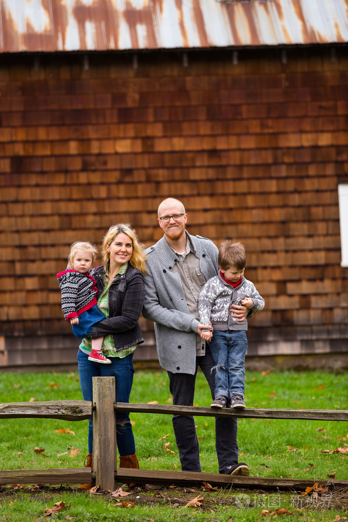 美国家庭的四个生活方式肖像照片-正版商用图片1hbmox-摄图新视界