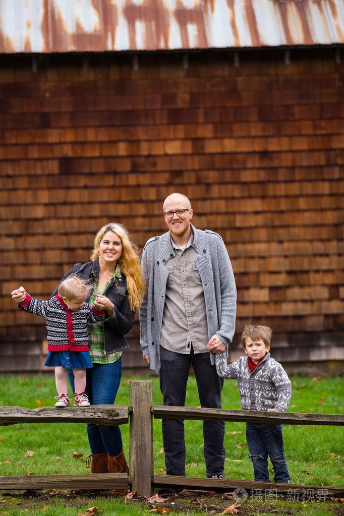 美国家庭的四个生活方式肖像照片-正版商用图片1hbmpo-摄图新视界