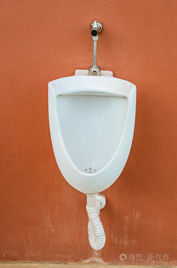 在公共厕所便池