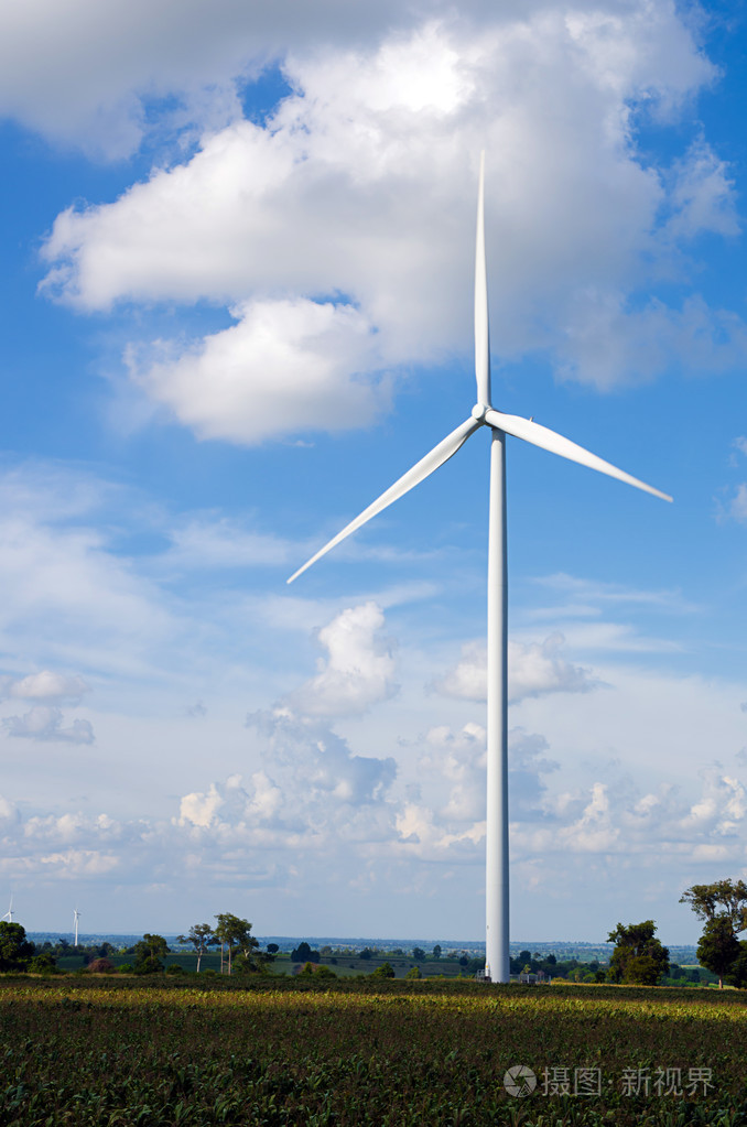 在多云的蓝色天空背景下的风力发电机组