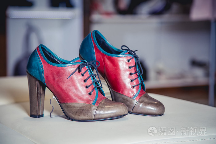 妇女的秋天靴子，时尚意大利鞋