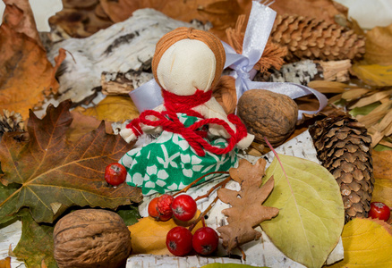 秋天的背景。传统乌克兰motanka娃娃守卫