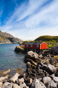 典型的红色挪威木屋就捕鱼小屋村 Nusfjord