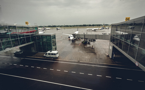 机场航站楼与客机在登机门在下雨天