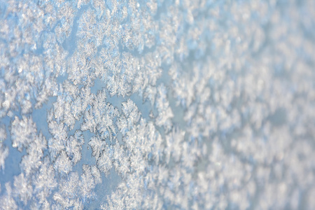 雪花飘落在冻结窗口