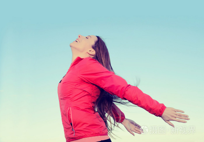 女人微笑武器提出看着蓝蓝的天空采取深呼吸自由