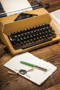 老打字机 一堆书和大量的创造力