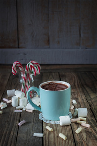 杯子，里面装满热巧克力棉花糖和糖果手杖附近与我
