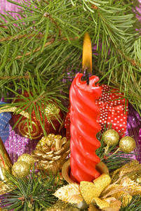 蜡烛和不同的圣诞装饰品