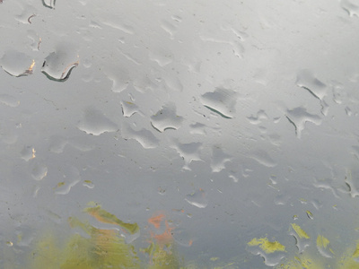 雨水中的水滴落在玻璃上图片