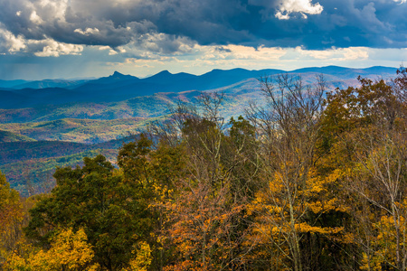 秋天的颜色从 Blue Ridge 大道，附近吹 R 的视图