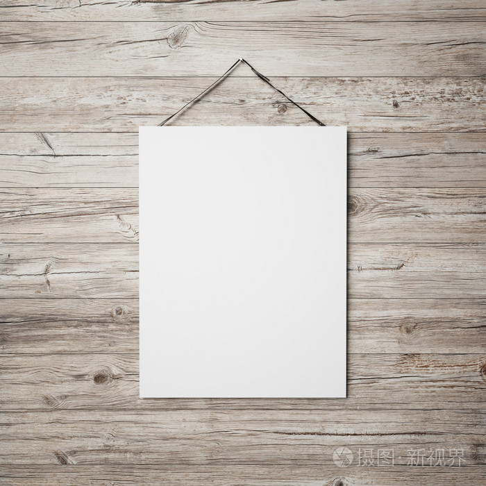 白色空白海报挂在皮带上