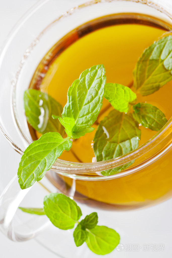 在玻璃杯子的新鲜薄荷茶