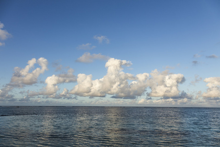 毛里求斯岛的海面，多云的天空下