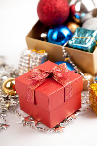 圣诞树和装饰的红色礼品盒