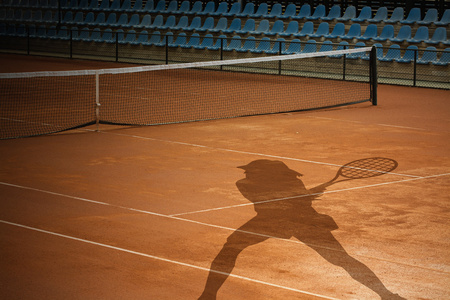 网球法院和球员的阴影