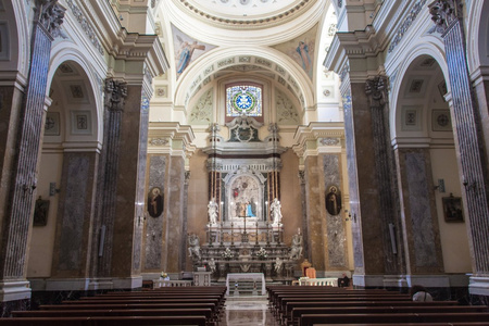 萨莱诺的佛罗伦萨圣母阿隆教堂的内部