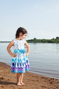小女孩摆在着装上湖背景