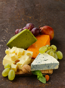 Cheeseboard 与不同类型的奶酪和葡萄