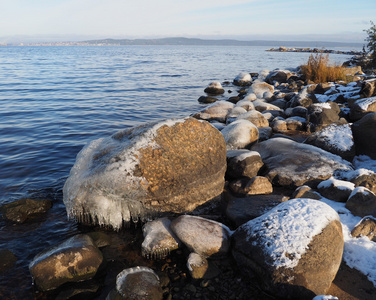 石头在湖上的冰