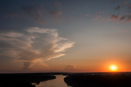 河的夕阳的天空太阳