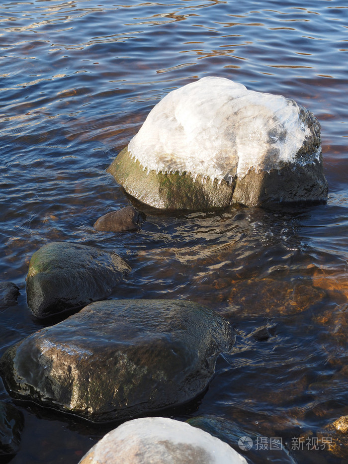 石头在湖上的冰