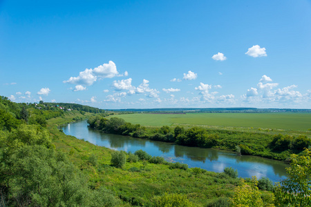 河和蓝色的天空图片
