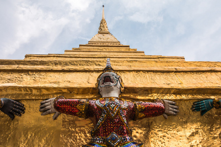 在玉佛寺庙宇，曼谷，泰国的巨型监护人