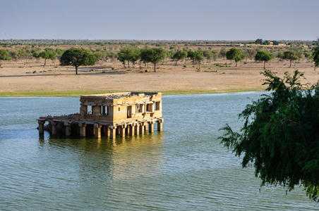 古印度教石庙湖中心图片