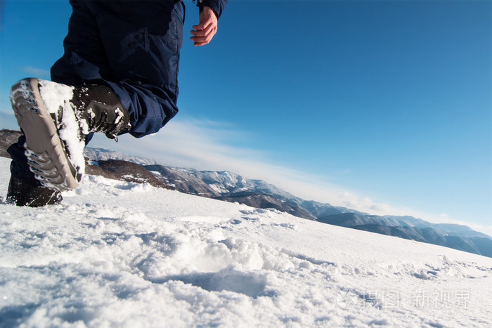 登山者到达顶部的一座雪山